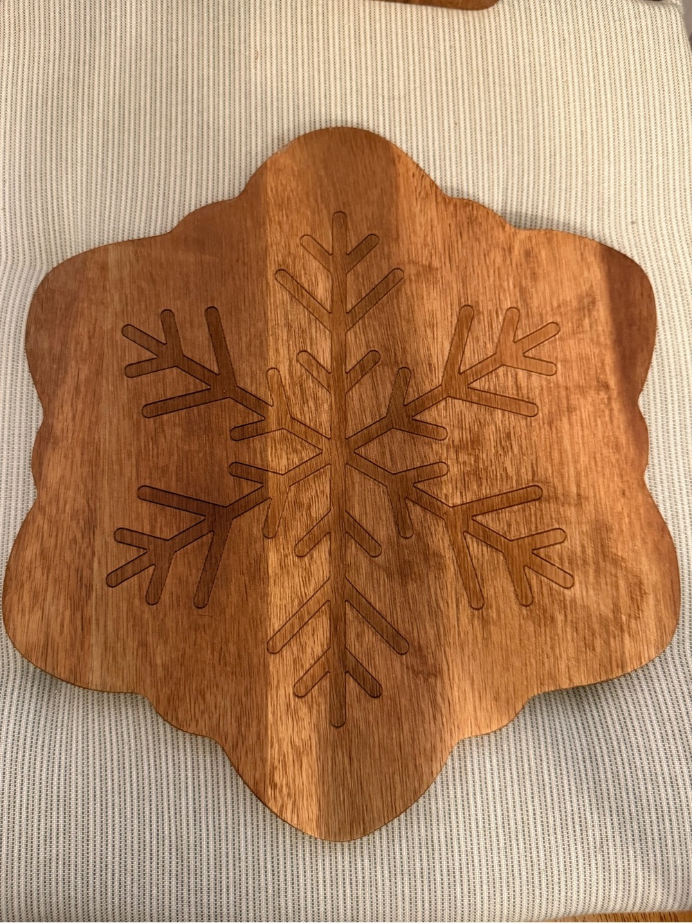 Seasonal Wooden Snowflake Serving Board - Natural Brown - Picture 3 of 10